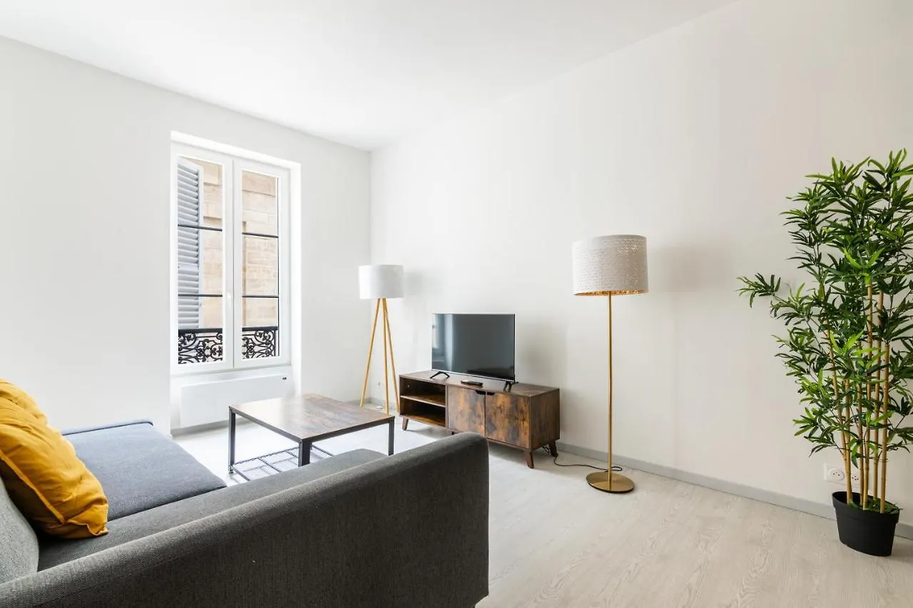Luxurious 2 Bedroom Avenue Des Champs-elysees Saint-philippe Du Roule Free Netflix Paris
